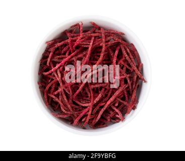 Rote Beete Streifen, Julienne-Stil in einer Schale isoliert auf weißem Hintergrund. Stockfoto