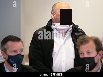 Rechtsanwalt Alexandre Wilmotte, beschuldigte Mokhtar Ammari und Rechtsanwalt Philippe Zevenne, abgebildet während der Geschworenverfassungssitzung beim assizes-Prozess gegen Mo Stockfoto