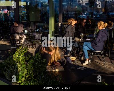 Getränke werden entlang des Londoner Südufers genossen, nachdem die Beschränkungen während der dritten nationalen Sperre gelockert wurden, um Gastfreundlichkeit von außen zu ermöglichen. Stockfoto