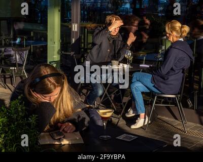 Getränke werden entlang des Londoner Südufers genossen, nachdem die Beschränkungen während der dritten nationalen Sperre gelockert wurden, um Gastfreundlichkeit von außen zu ermöglichen. Stockfoto