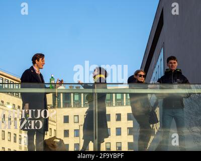 Getränke werden entlang des Londoner Südufers genossen, nachdem die Beschränkungen während der dritten nationalen Sperre gelockert wurden, um Gastfreundlichkeit von außen zu ermöglichen. Stockfoto