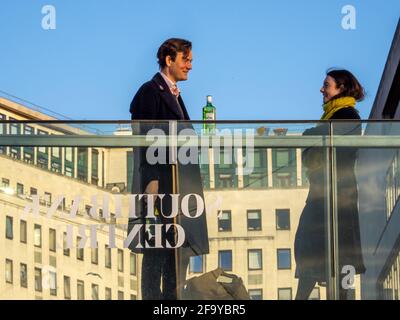 Getränke werden entlang des Londoner Südufers genossen, nachdem die Beschränkungen während der dritten nationalen Sperre gelockert wurden, um Gastfreundlichkeit von außen zu ermöglichen. Stockfoto
