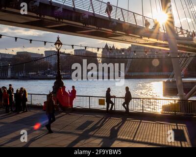 Getränke werden entlang des Londoner Südufers genossen, nachdem die Beschränkungen während der dritten nationalen Sperre gelockert wurden, um Gastfreundlichkeit von außen zu ermöglichen. Stockfoto