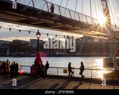 Getränke werden entlang des Londoner Südufers genossen, nachdem die Beschränkungen während der dritten nationalen Sperre gelockert wurden, um Gastfreundlichkeit von außen zu ermöglichen. Stockfoto
