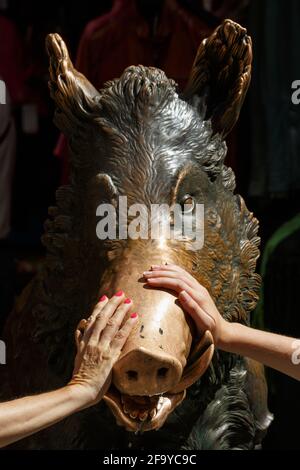 Florenz, Provinz Florenz, Toskana, Italien. Kopie von Il Porcellino, oder das kleine Schwein, der Florentiner Spitzname für diese Bronzefigur eines Wildschweins in Th Stockfoto