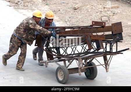 Peking, China. April 2021. Wanderarbeiter arbeiten am Mittwoch, den 21. April 2021, auf einem Bauhof in Peking. China hat seine wirtschaftliche Erholung angekurbelt, indem es die Ausgaben für Infrastruktur und Wohnimmobilien ankurbelt hat, nachdem die Blockierung des Coronavirus relativ gut in Form war. Foto von Stephen Shaver/UPI Credit: UPI/Alamy Live News Stockfoto