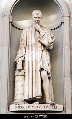 Florenz, Provinz Florenz, Toskana, Italien. Statue in den Uffizien Piazzale degli von Niccolo Machiavelli, 1469-1527, Florentiner Renaissance-Historiker. Stockfoto