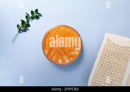 Organisches Peeling-Kosmetik für die Körperpflege der Haut, Ansicht von oben Stockfoto