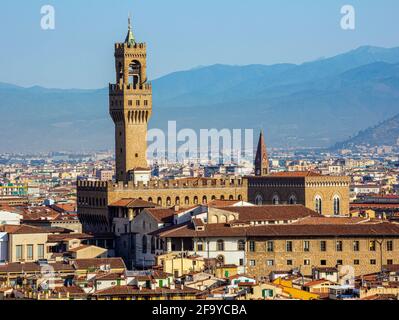 Florenz, Provinz Florenz, Toskana, Italien. Der markante Turm des Palazzo Vecchio erhebt sich über die Dächer der Stadt. Das historische Zentrum von Florenc Stockfoto