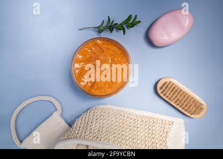 Organisches Peeling-Kosmetik für die Körperpflege der Haut, Ansicht von oben Stockfoto