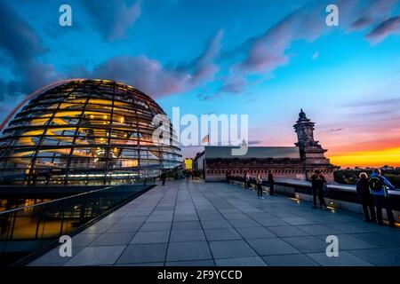 Reichstag große Glaskuppel und Dachterrasse bei Sonnenuntergang Stockfoto