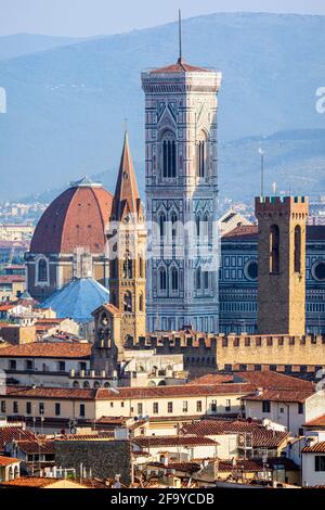 Florenz, Toskana, Italien. Der Campanile. Blick von der Piazzale de Michelangelo auf den Glockenturm neben dem Dom (Basilika Santa Maria del Fiore). Stockfoto