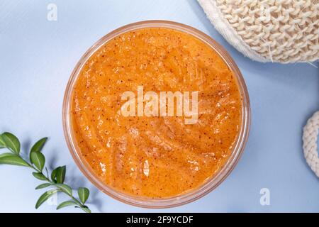 Organisches Peeling-Kosmetik für die Körperpflege der Haut, Ansicht von oben Stockfoto
