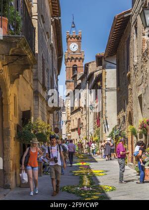 Pienza, Provinz Siena, Toskana, Italien. Blumen wurden für die Fronleichnamsprozession auf die Straße gelegt. Das historische Zentrum der Stadt Pienza ist ein UNESCO-Weltkulturerbe Stockfoto