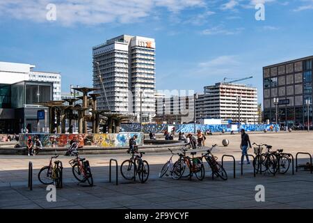 Brunnen der Freundschaft der Menschen. Brunnen von Walter Womacka im Jahr 1970 zur Feier des 21. Jahrestages der Gründung der DDR, Alexanderplatz, Berlin Stockfoto