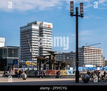 Brunnen der Freundschaft der Menschen. Brunnen von Walter Womacka im Jahr 1970 zur Feier des 21. Jahrestages der Gründung der DDR, Alexanderplatz, Berlin Stockfoto