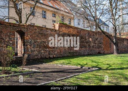 Mittelalterliche Stadtmauer-Ruine in der Littenstraße.Mitte, Berlin, Deutschland. Historische alte Backstein- und Steinmauer Stockfoto