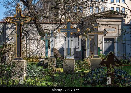 Der Grabhof der Pfarrkirche in Mitte, Berlin, Deutschland. Älteste evangelische Kirche in berlin Stockfoto