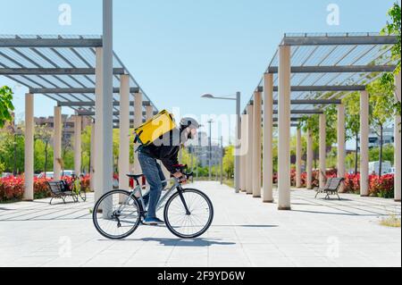 Junger Radfahrer liefert Fast Food Stockfoto
