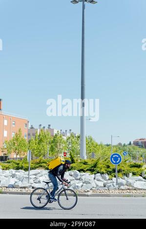 Junge mit der Lebensmittelzustellung auf der Straße Stockfoto