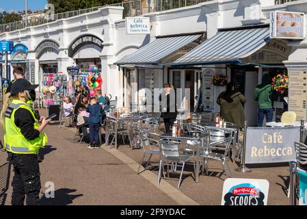 Compliance Ambassadors überprüfen im Freien vor dem Pier Bögen Cafés in Southend on Sea, Essex, Großbritannien, als England aus dem Lockdown kommt Stockfoto