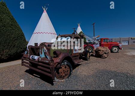 HOLBROOK, Arizona USA - 4. April 2021: Wigwam Hotel an der Route 66, wo Gäste in Tipi Wigwam zwischen geparkten Oldtimern schlafen können. Stockfoto