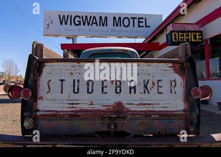 HOLBROOK, Arizona USA - 4. April 2021: Wigwam Hotel an der Route 66, wo Gäste in Tipi Wigwam zwischen geparkten Oldtimern schlafen können. Stockfoto