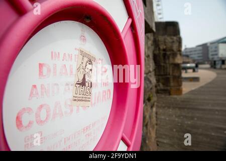 Cardiff, Wales, Großbritannien. April 2021. Auf einem Rettungsring an der Küste von Cardiff Bay ist ein Aufkleber mit der Bezeichnung der Weißen Rose abgebildet. Kredit: Mark Hawkins/Alamy Live Nachrichten Stockfoto