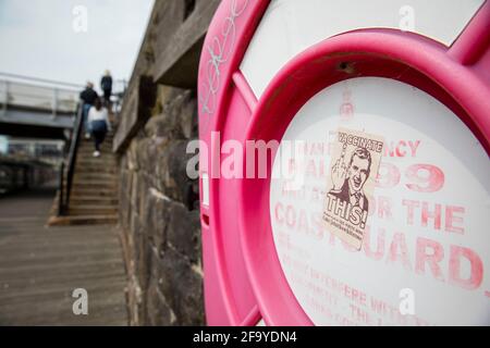 Cardiff, Wales, Großbritannien. April 2021. Auf einem Rettungsring an der Küste von Cardiff Bay ist ein Aufkleber mit der Bezeichnung der Weißen Rose abgebildet. Kredit: Mark Hawkins/Alamy Live Nachrichten Stockfoto