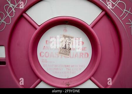 Cardiff, Wales, Großbritannien. April 2021. Auf einem Rettungsring an der Küste von Cardiff Bay ist ein Aufkleber mit der Bezeichnung der Weißen Rose abgebildet. Kredit: Mark Hawkins/Alamy Live Nachrichten Stockfoto