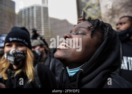 Minneapolis, Minnesota, USA: Am 20. April 2021 reagieren Menschen auf das Schuldspruch des Derek Chauvin-Prozesses im Hennepin County Government Center in Minneapolis, Minnesota. Derek Chauvin wurde in allen drei Anklagepunkten bei seiner Tötung von George Floyd im Jahr 2020 für schuldig befunden. Quelle: Stephanie Keith/ZUMA Wire/Alamy Live News Stockfoto