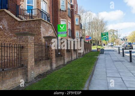 Häuser / Wohnungen / Wohnungen zum Verkauf oder verkauft Zeichen auf Victoria Road in Darlington, England, Großbritannien Stockfoto