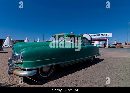 HOLBROOK, Arizona USA - 4. April 2021: Wigwam Hotel an der Route 66, wo Gäste in Tipi Wigwam zwischen geparkten Oldtimern schlafen können. Stockfoto