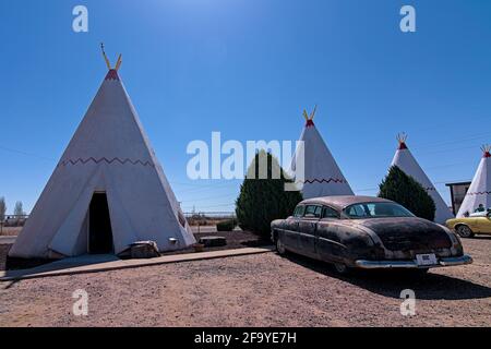 HOLBROOK, Arizona USA - 4. April 2021: Wigwam Hotel an der Route 66, wo Gäste in Tipi Wigwam zwischen geparkten Oldtimern schlafen können. Stockfoto