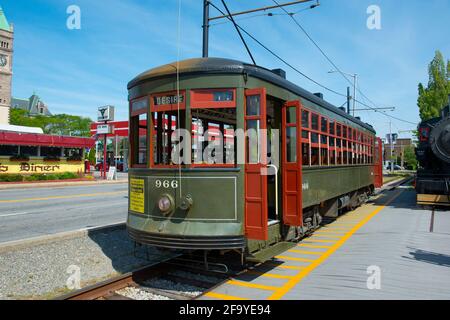 New Orleans Streetcar #966 im National Streetcar Museum auf der Dutton Street in Downtown Lowell, Massachusetts, MA, USA. Stockfoto