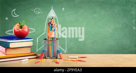 Back To School - Bücher Und Bleistifte Mit Rocket Sketch Stockfoto