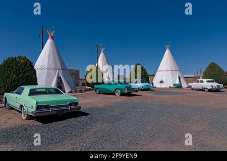 HOLBROOK, Arizona USA - 4. April 2021: Wigwam Hotel an der Route 66, wo Gäste in Tipi Wigwam zwischen geparkten Oldtimern schlafen können. Stockfoto