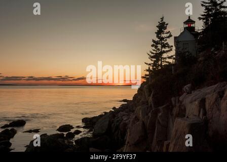 Das Bass Harbor Head Light / Lighthouse im Acadia National Park, Maine, wenn die Sonne untergeht. Herbst/Herbst. Stockfoto