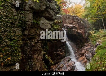 Ein Wasserfall in der Flume Gorge im Franconia Notch State Park, New Hampshire, USA. Stockfoto