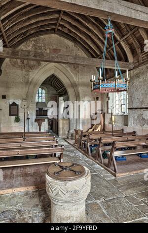 Das Innere der normannischen Kirche St. Mary im Cotswold-Dorf Ampney St. Mary, Gloucestershire, Großbritannien Stockfoto