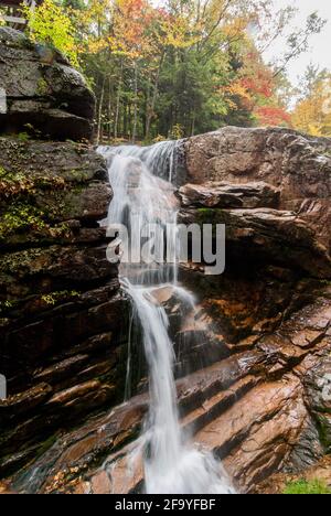 Ein Wasserfall in der Flume Gorge im Franconia Notch State Park, New Hampshire, USA. Stockfoto