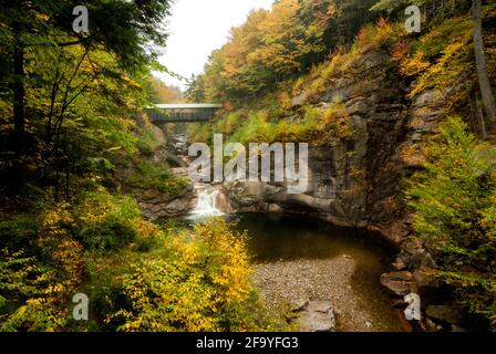 Eine überdachte Brücke über den Pemigewasset River im Franconia Notch State Park, New Hampshire, USA im Herbst/Herbst. Stockfoto