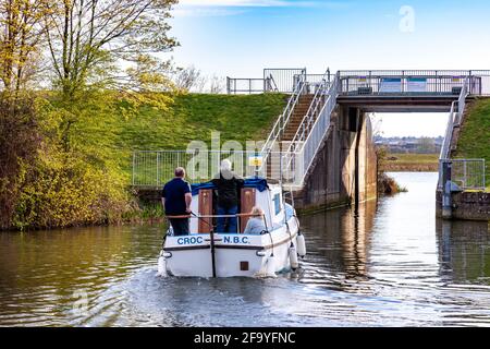 Northampton Boat Club auf dem Fluss Nene an einem sonnigen samstagabend im Frühjahr, Nene Valley, Northamptonshire, England, Großbritannien. Stockfoto