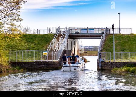 Northampton Boat Club auf dem Fluss Nene an einem sonnigen samstagabend im Frühjahr, Nene Valley, Northamptonshire, England, Großbritannien. Stockfoto