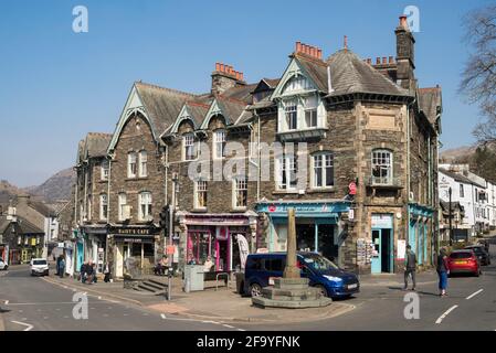 Post- und Touristeninformationszentrum, Zentralgebäude im Zentrum von Ambleside Cumbria England, Großbritannien Stockfoto