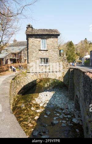 Bridge House over Stock Beck, ein denkmalgeschütztes Gebäude aus dem 17. Jahrhundert in Ambleside, Cumbria, England, Großbritannien Stockfoto