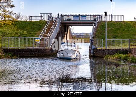 Northampton Boat Club auf dem Fluss Nene an einem sonnigen samstagabend im Frühjahr, Nene Valley, Northamptonshire, England, Großbritannien. Stockfoto