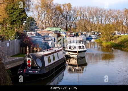 Northampton Boat Club auf dem Fluss Nene an einem sonnigen samstagabend im Frühjahr, Nene Valley, Northamptonshire, England, Großbritannien. Stockfoto