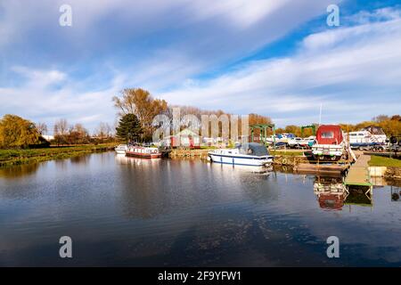 Northampton Boat Club auf dem Fluss Nene an einem sonnigen samstagabend im Frühjahr, Nene Valley, Northamptonshire, England, Großbritannien. Stockfoto