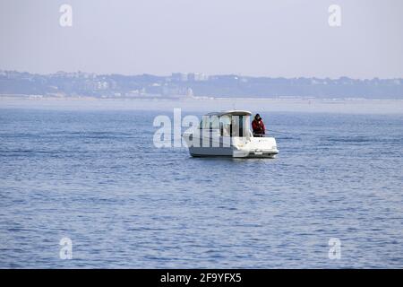 Kleines Fischerboot im ruhigen Meer vor dem Hafen von Poole Stockfoto